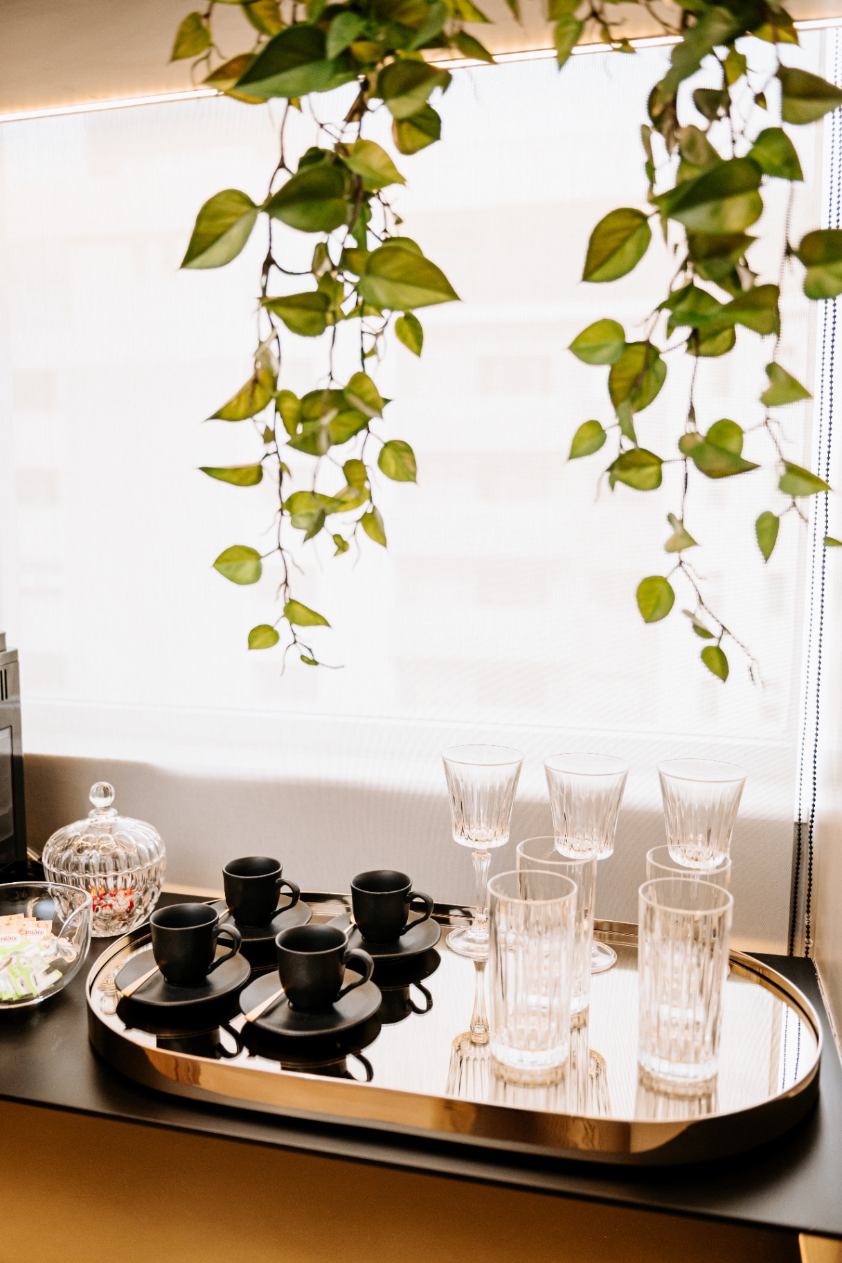 Espaço de cortesia com café e água